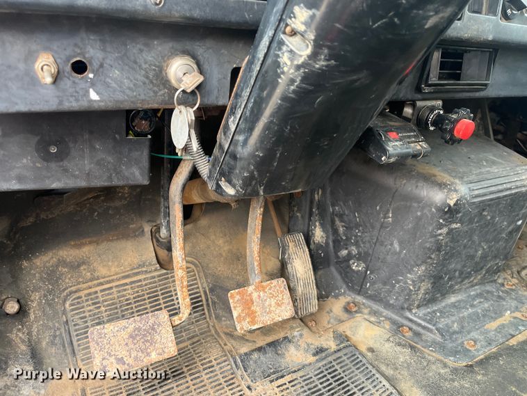 image for item DR7410 1992 International 4700  flatbed truck