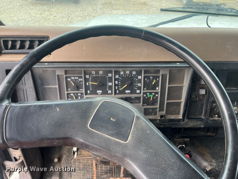 image for item DR7410 1992 International 4700  flatbed truck