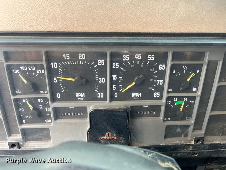 image for item DR7410 1992 International 4700  flatbed truck