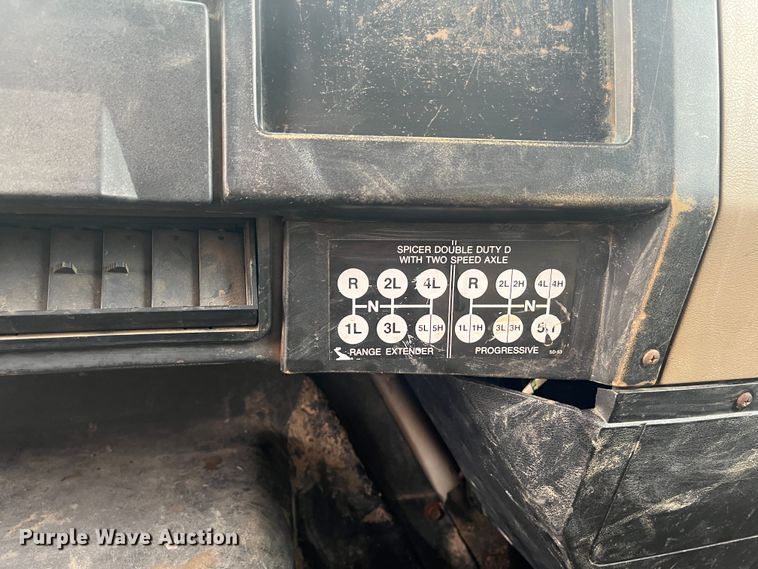 image for item DR7410 1992 International 4700  flatbed truck