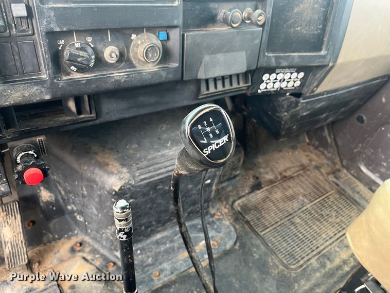 image for item DR7410 1992 International 4700  flatbed truck