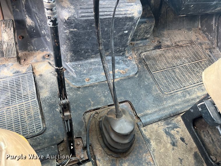 image for item DR7410 1992 International 4700  flatbed truck