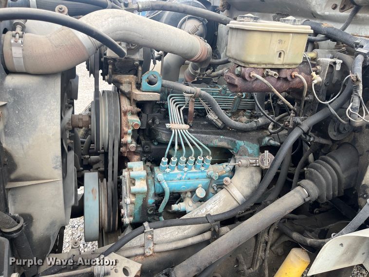 image for item DR7410 1992 International 4700  flatbed truck