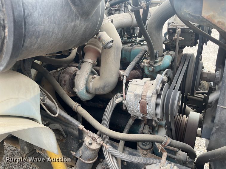 image for item DR7410 1992 International 4700  flatbed truck