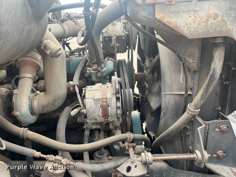 image for item DR7410 1992 International 4700  flatbed truck