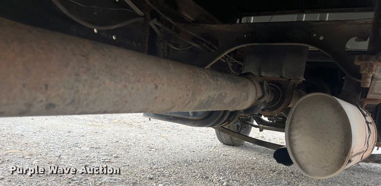 image for item DR7410 1992 International 4700  flatbed truck