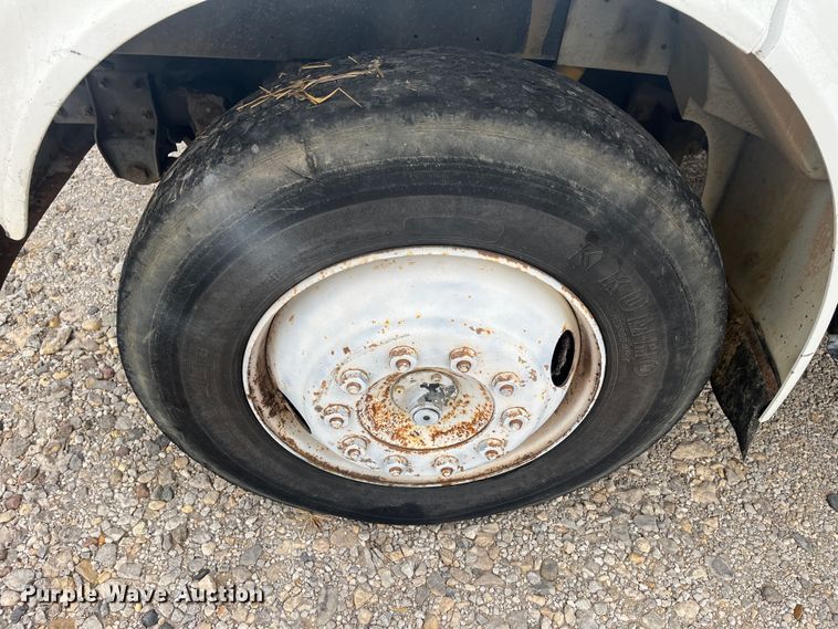 image for item DR7410 1992 International 4700  flatbed truck