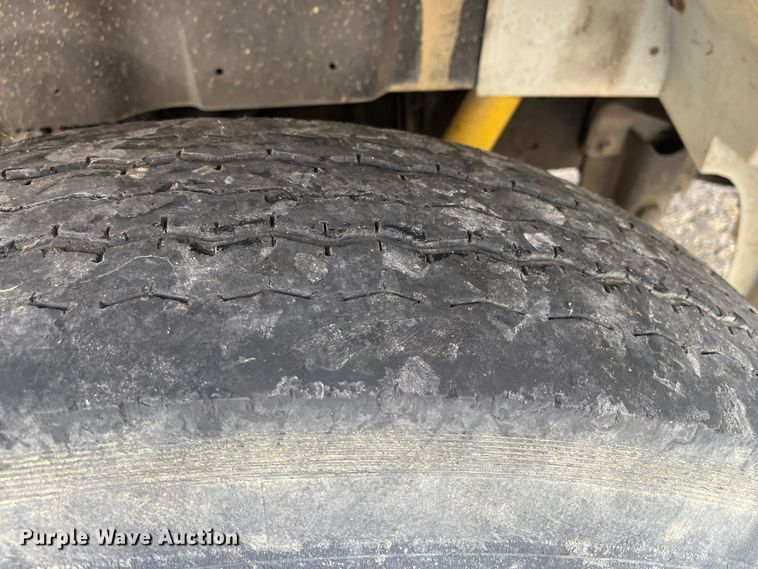 image for item DR7410 1992 International 4700  flatbed truck