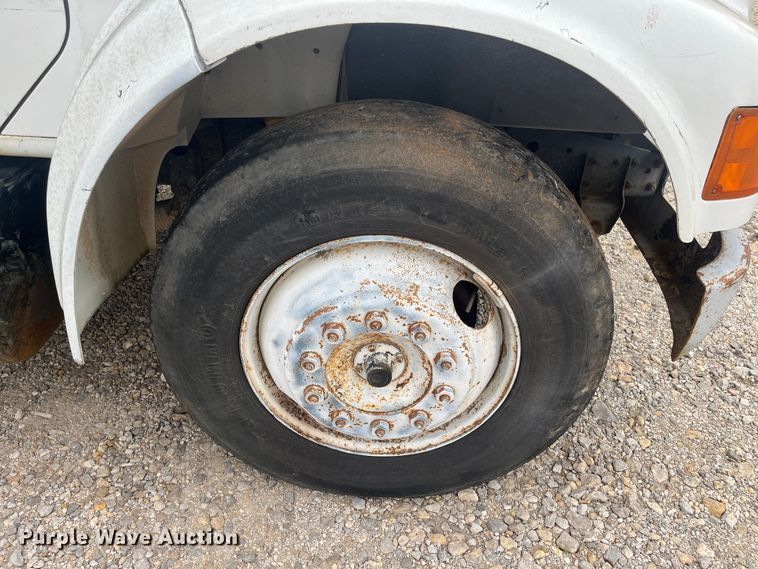 image for item DR7410 1992 International 4700  flatbed truck