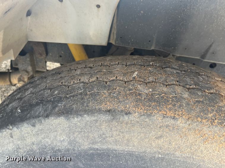 image for item DR7410 1992 International 4700  flatbed truck