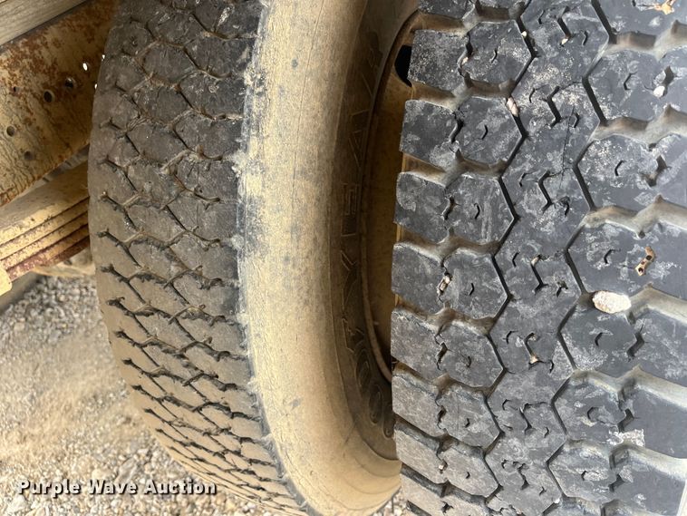 image for item DR7410 1992 International 4700  flatbed truck