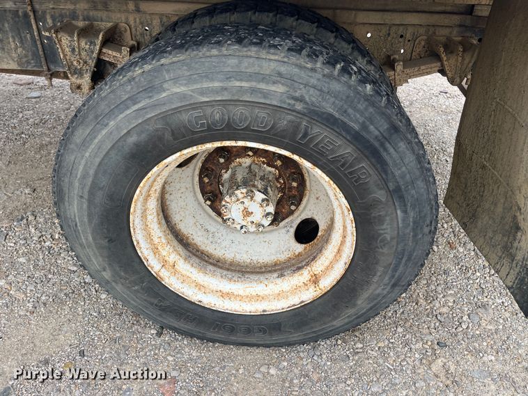 image for item DR7410 1992 International 4700  flatbed truck