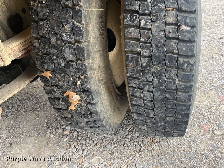 image for item DR7410 1992 International 4700  flatbed truck