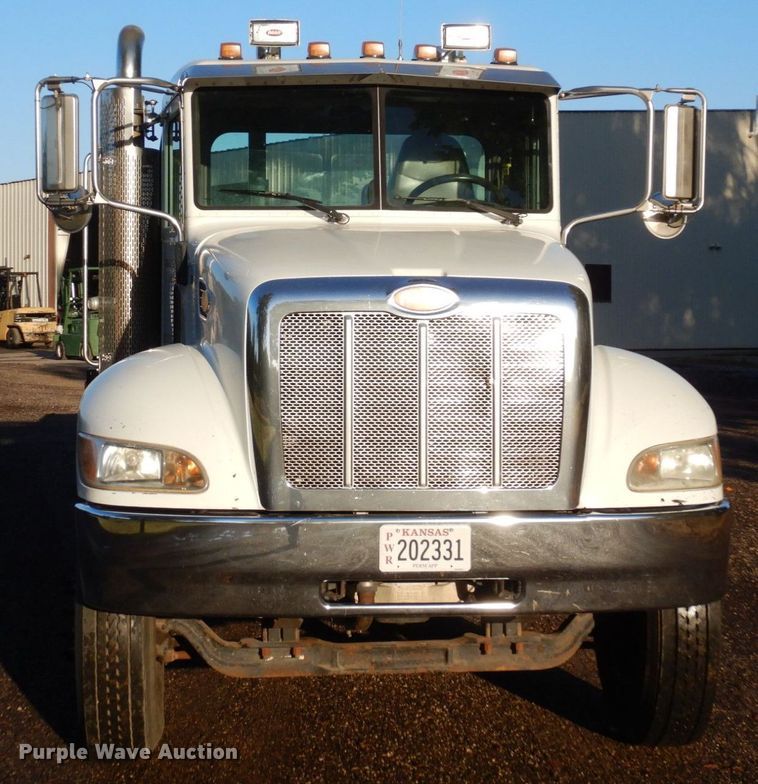 image for item DS1469 2012 Peterbilt 348  rollback truck