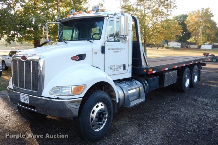 image for item DS1469 2012 Peterbilt 348  rollback truck