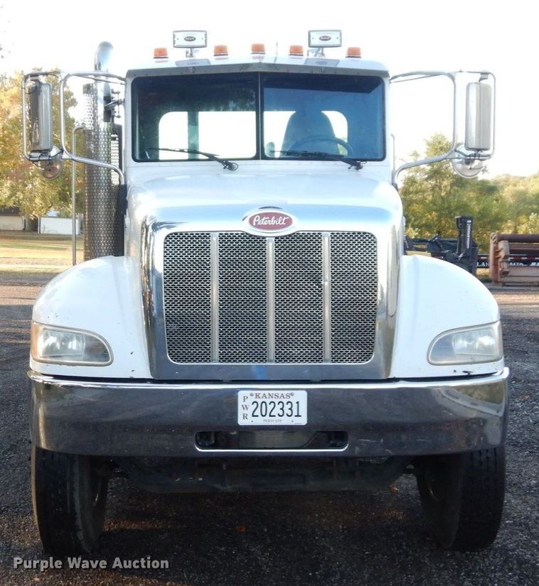 image for item DS1469 2012 Peterbilt 348  rollback truck