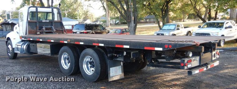 image for item DS1469 2012 Peterbilt 348  rollback truck