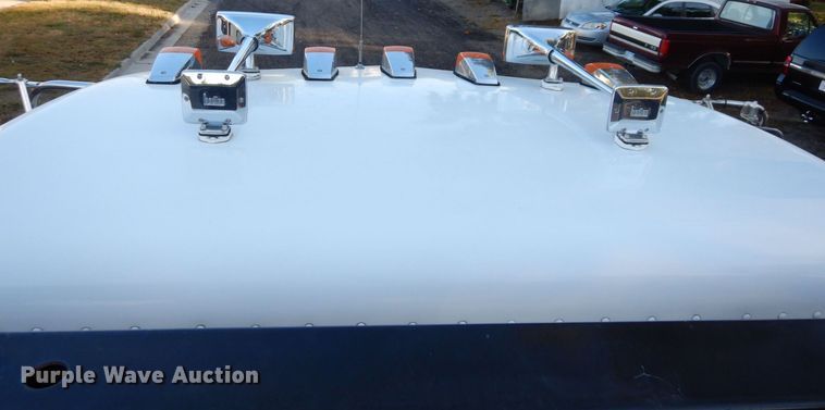 image for item DS1469 2012 Peterbilt 348  rollback truck