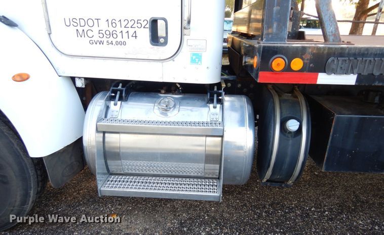 image for item DS1469 2012 Peterbilt 348  rollback truck