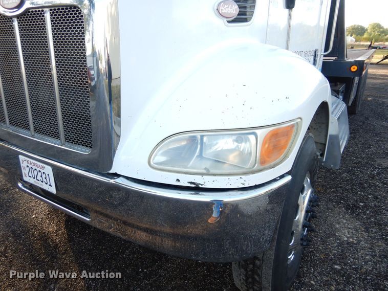 image for item DS1469 2012 Peterbilt 348  rollback truck