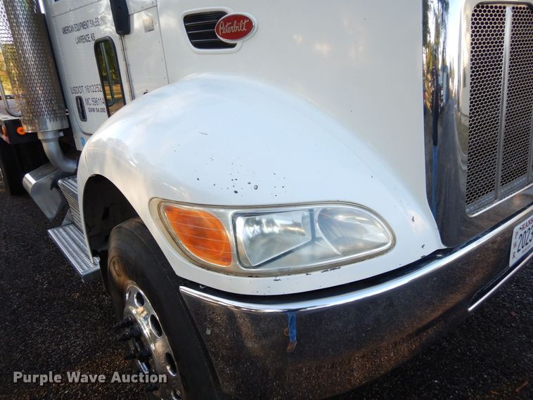 image for item DS1469 2012 Peterbilt 348  rollback truck