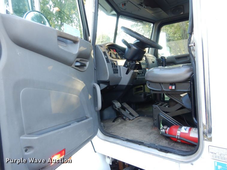 image for item DS1469 2012 Peterbilt 348  rollback truck