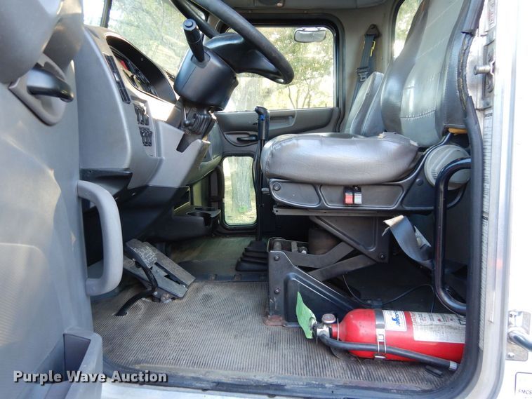 image for item DS1469 2012 Peterbilt 348  rollback truck