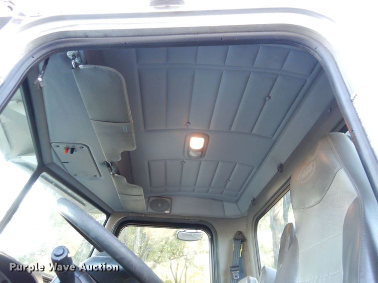 image for item DS1469 2012 Peterbilt 348  rollback truck