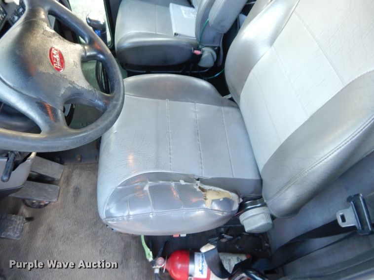 image for item DS1469 2012 Peterbilt 348  rollback truck