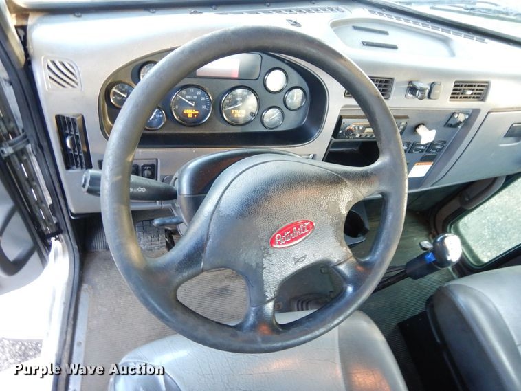 image for item DS1469 2012 Peterbilt 348  rollback truck