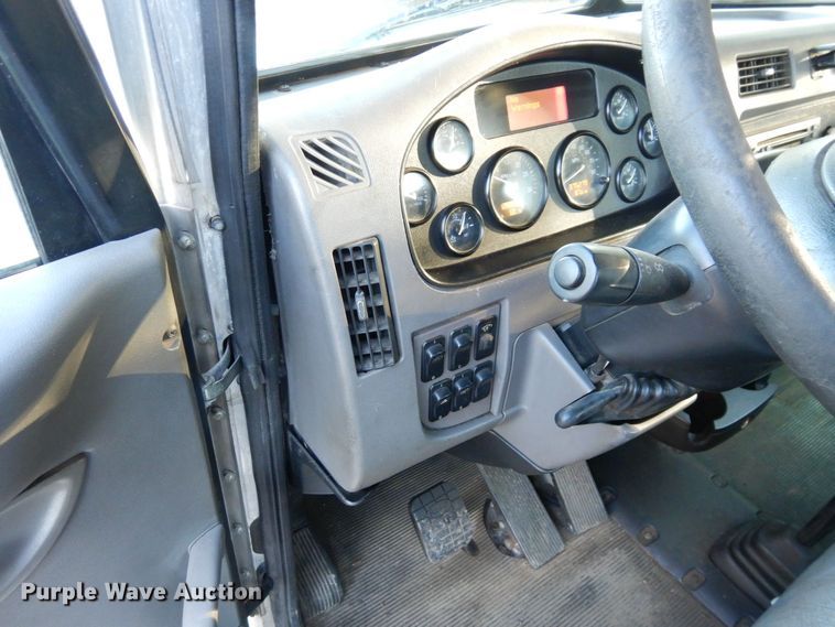 image for item DS1469 2012 Peterbilt 348  rollback truck