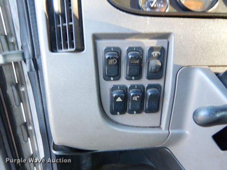 image for item DS1469 2012 Peterbilt 348  rollback truck