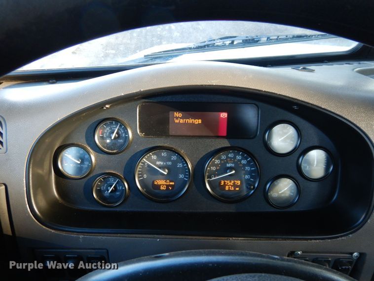 image for item DS1469 2012 Peterbilt 348  rollback truck