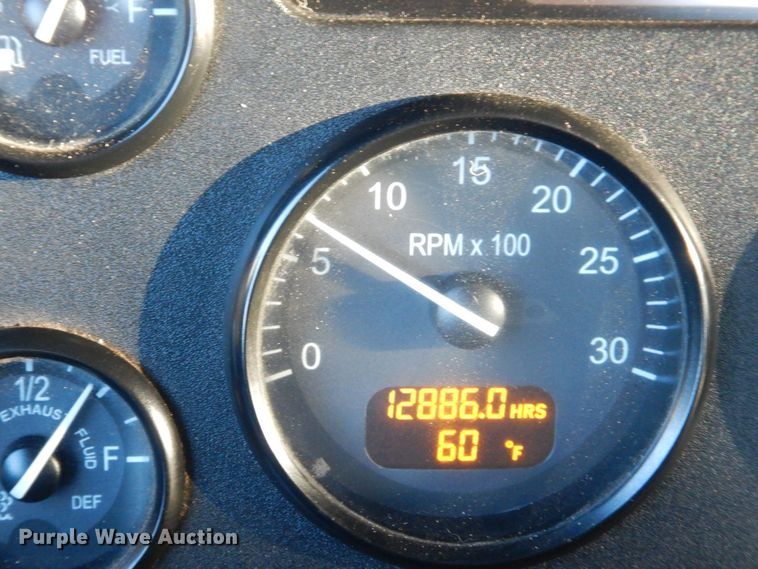 image for item DS1469 2012 Peterbilt 348  rollback truck