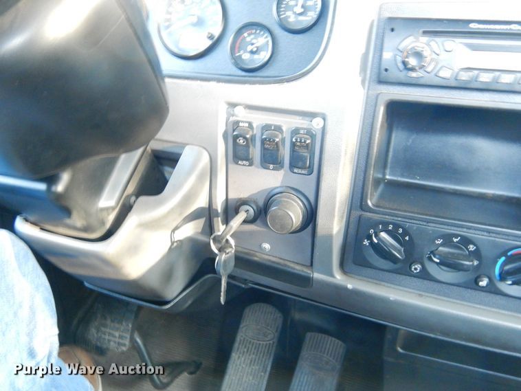 image for item DS1469 2012 Peterbilt 348  rollback truck