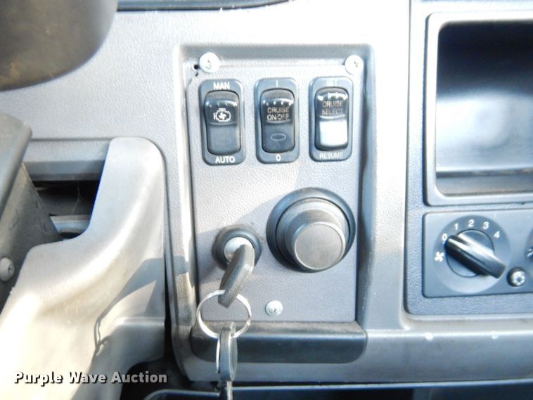 image for item DS1469 2012 Peterbilt 348  rollback truck