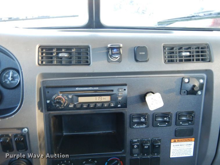 image for item DS1469 2012 Peterbilt 348  rollback truck