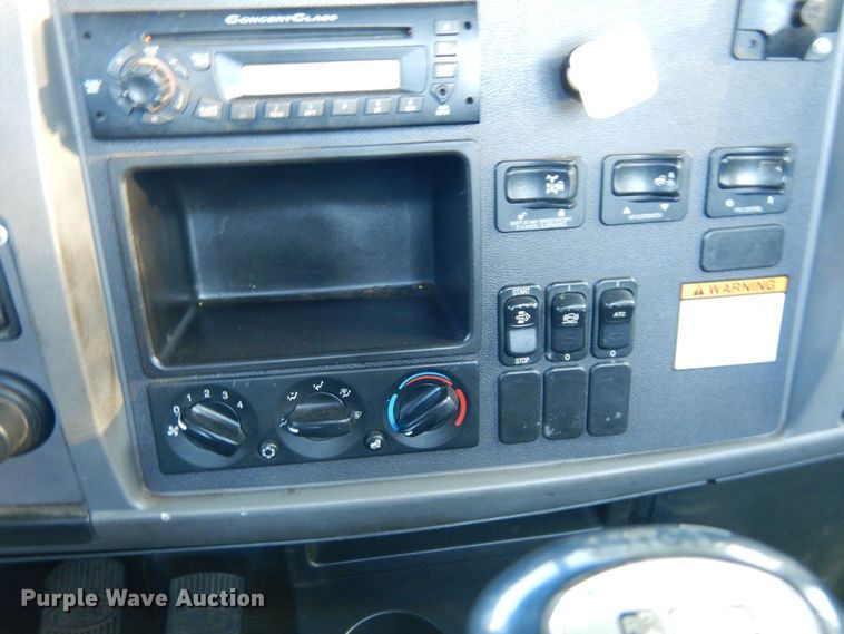 image for item DS1469 2012 Peterbilt 348  rollback truck