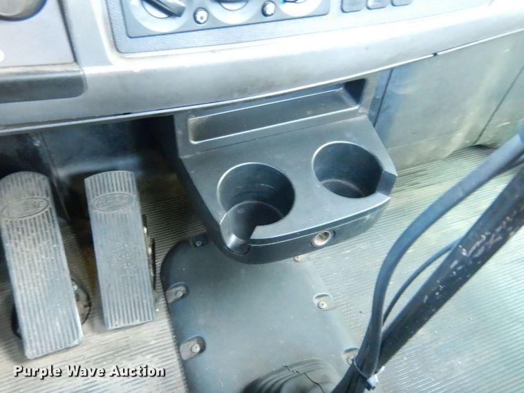 image for item DS1469 2012 Peterbilt 348  rollback truck