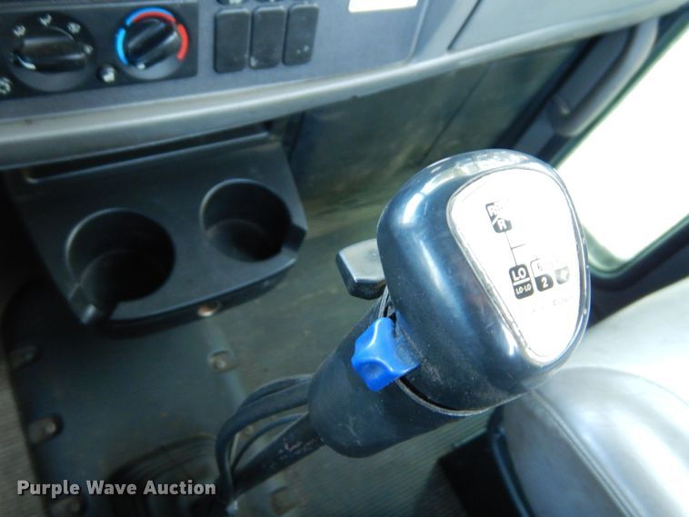 image for item DS1469 2012 Peterbilt 348  rollback truck