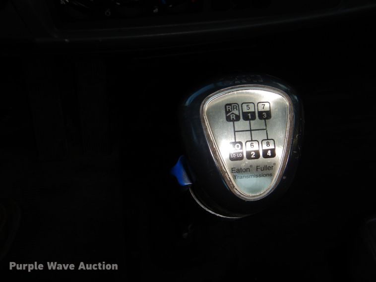 image for item DS1469 2012 Peterbilt 348  rollback truck