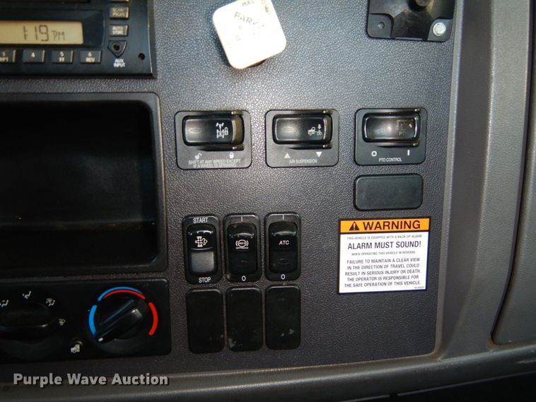 image for item DS1469 2012 Peterbilt 348  rollback truck