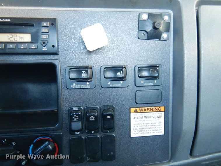 image for item DS1469 2012 Peterbilt 348  rollback truck