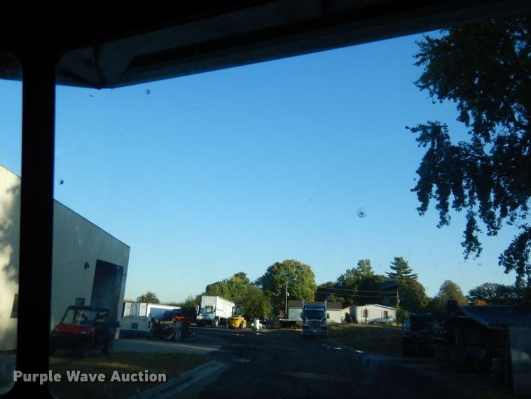 image for item DS1469 2012 Peterbilt 348  rollback truck