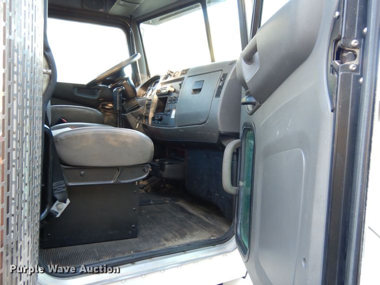 image for item DS1469 2012 Peterbilt 348  rollback truck