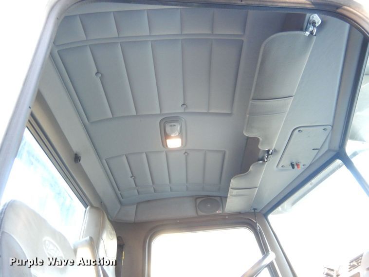 image for item DS1469 2012 Peterbilt 348  rollback truck