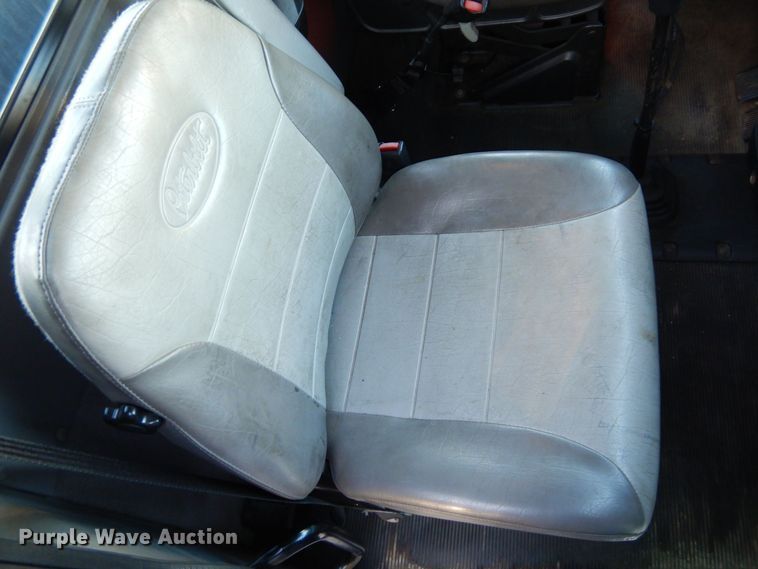 image for item DS1469 2012 Peterbilt 348  rollback truck