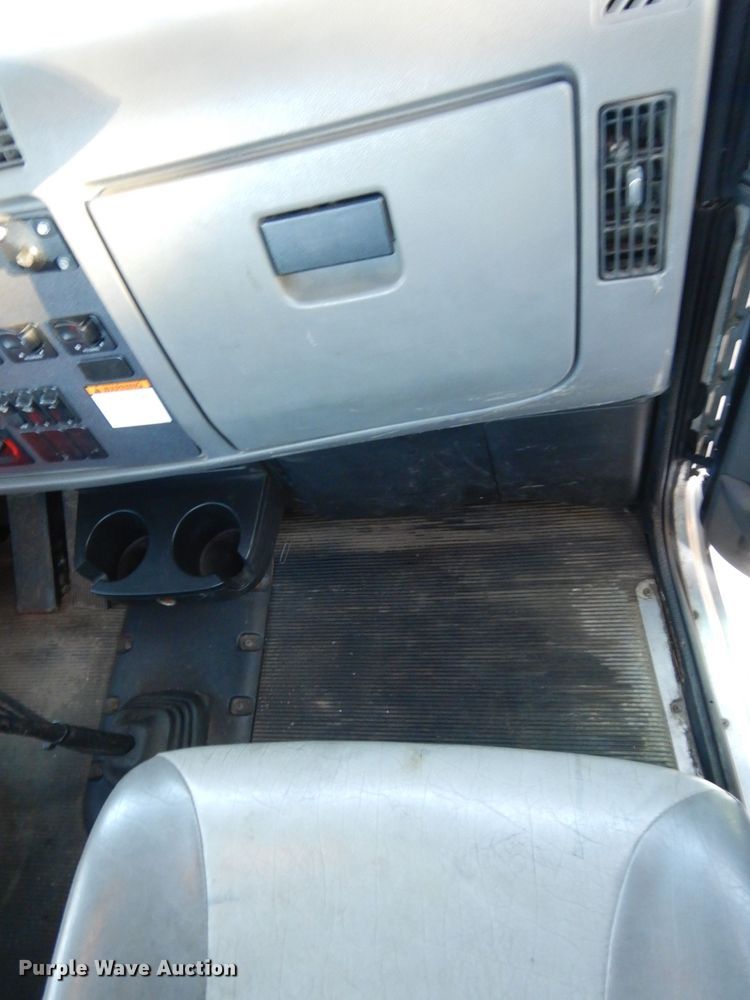 image for item DS1469 2012 Peterbilt 348  rollback truck