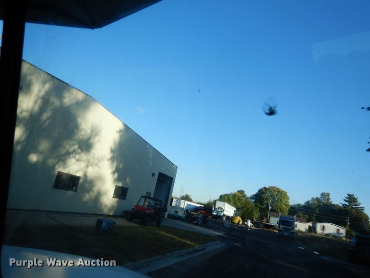 image for item DS1469 2012 Peterbilt 348  rollback truck