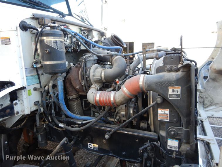 image for item DS1469 2012 Peterbilt 348  rollback truck